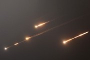 免费算命伊朗以导弹齐射回应以色列的大规模袭击