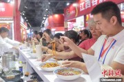 免费算命“嗦粉”经济火热 中国多地“食力”出圈